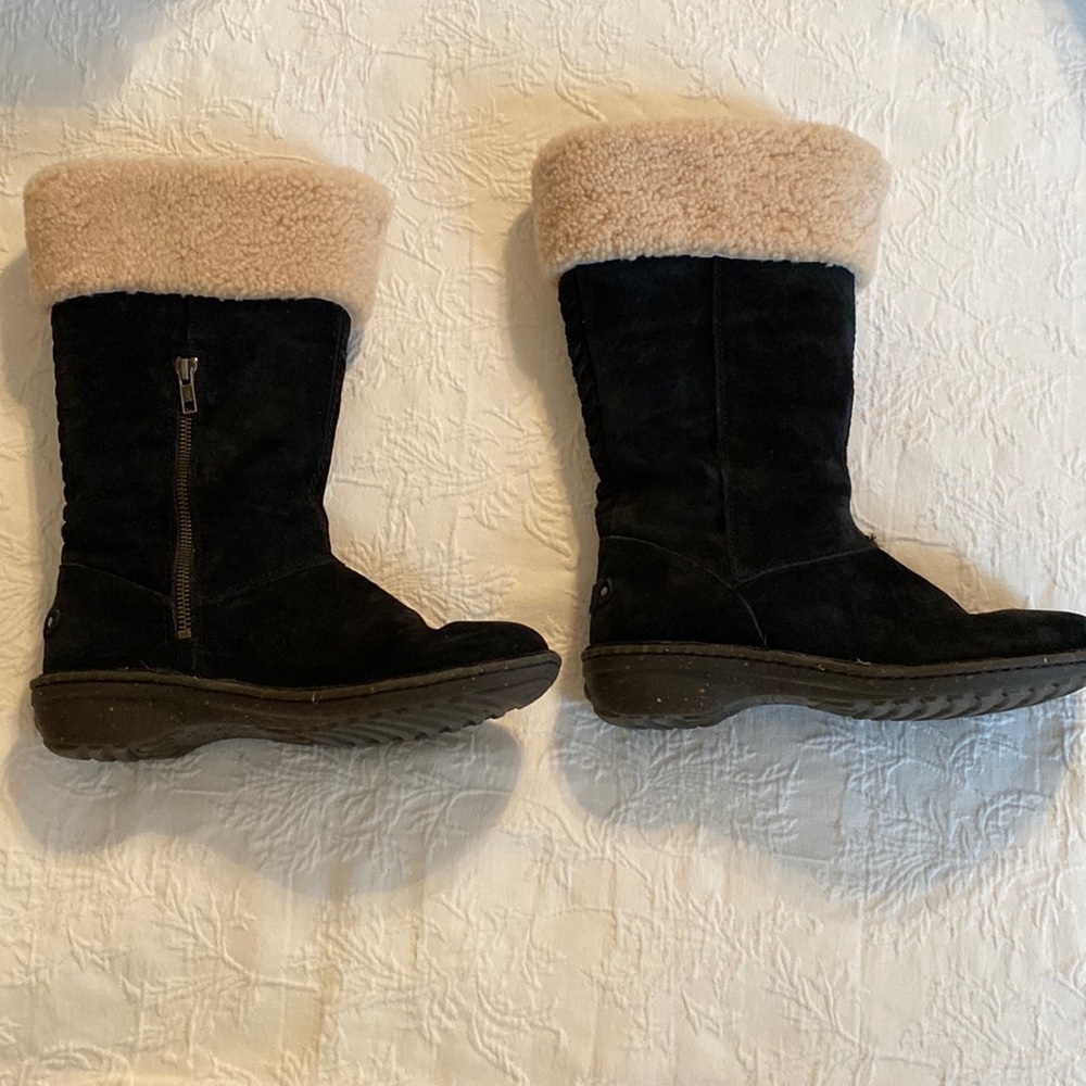 Black suede UGG boots with fleece trim. Zipper on sides. Speckled bottoms.